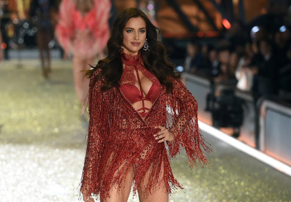 Irina Shayk desfila embarazada para Victoria Secret